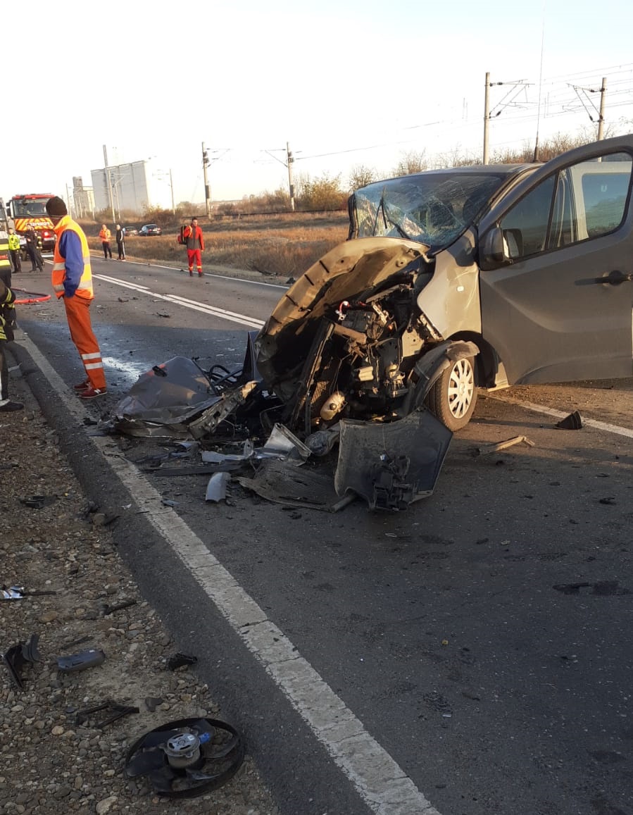 Un tată și fiica lui de 16 ani sunt doi dintre cei trei oameni morți în accidentul de la Independența. În mașina ruptă în două era și un băiat de 19 ani