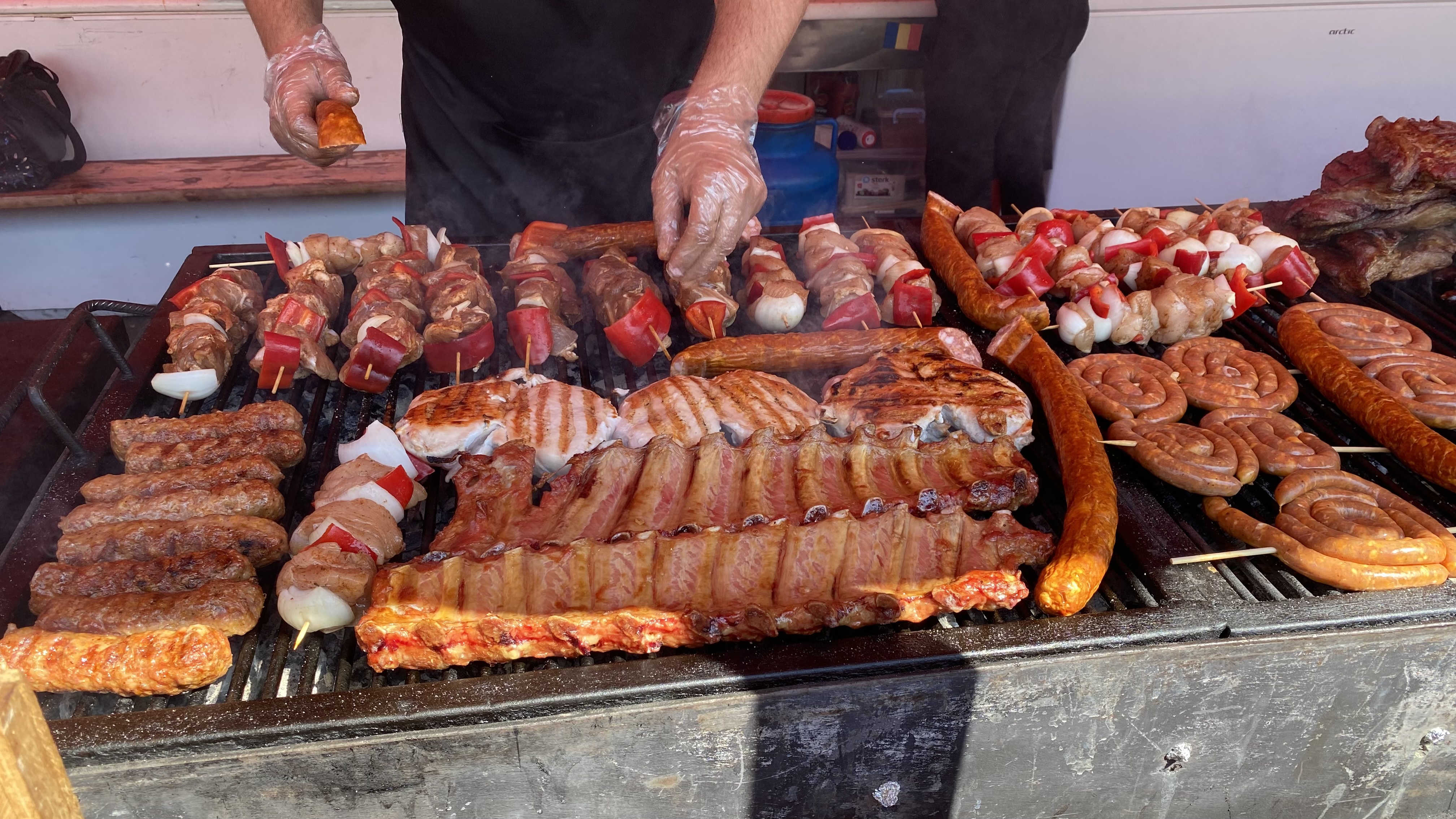 Evenimente gastronomice de 1 Mai în București: mici de un metru în parcul IOR și festin culinar lângă Arena Națională