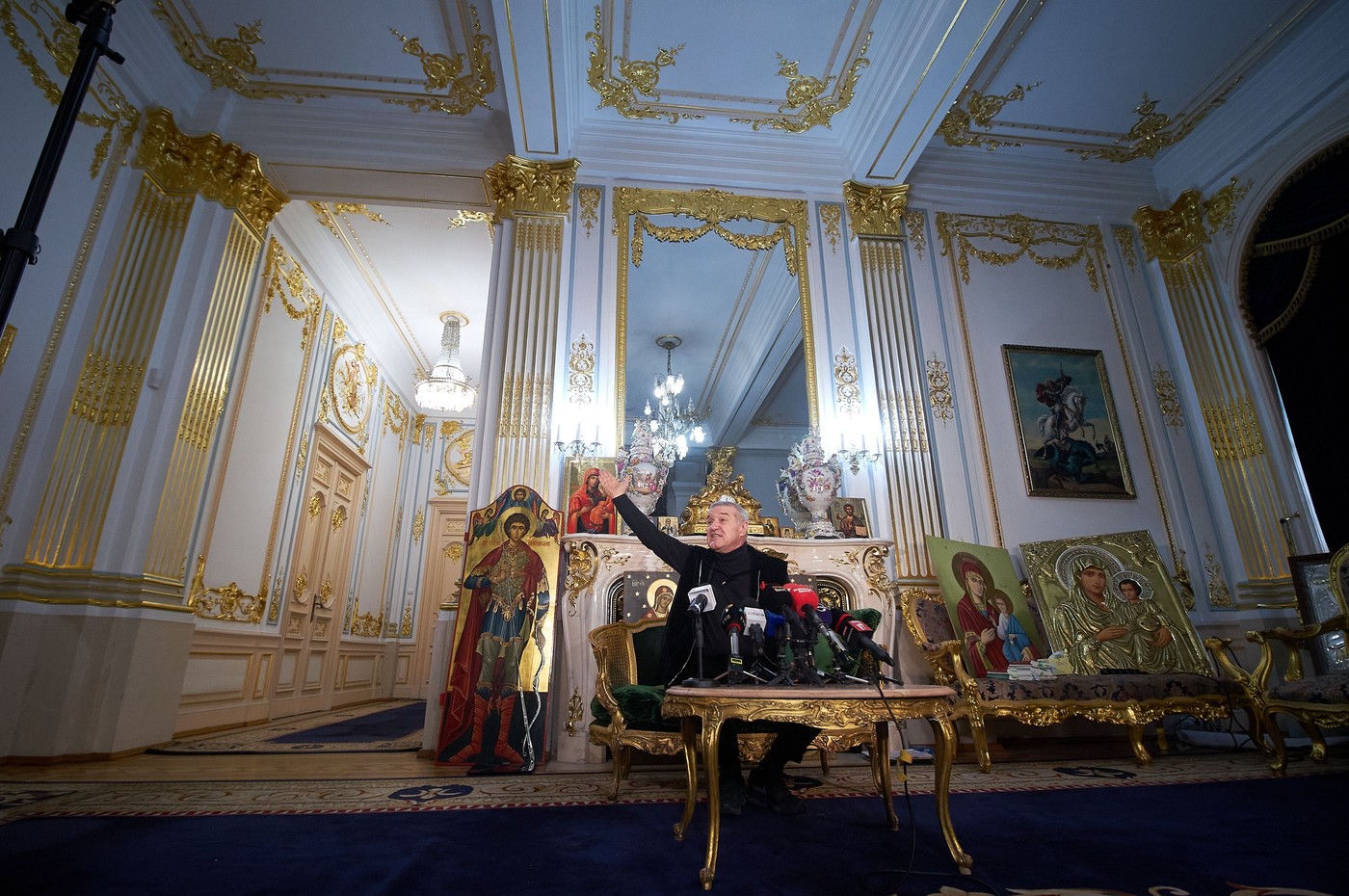 Imagini din palatul lui Gigi Becali. Cum arată în interior imobilul pentru care a plătit 7 milioane de euro