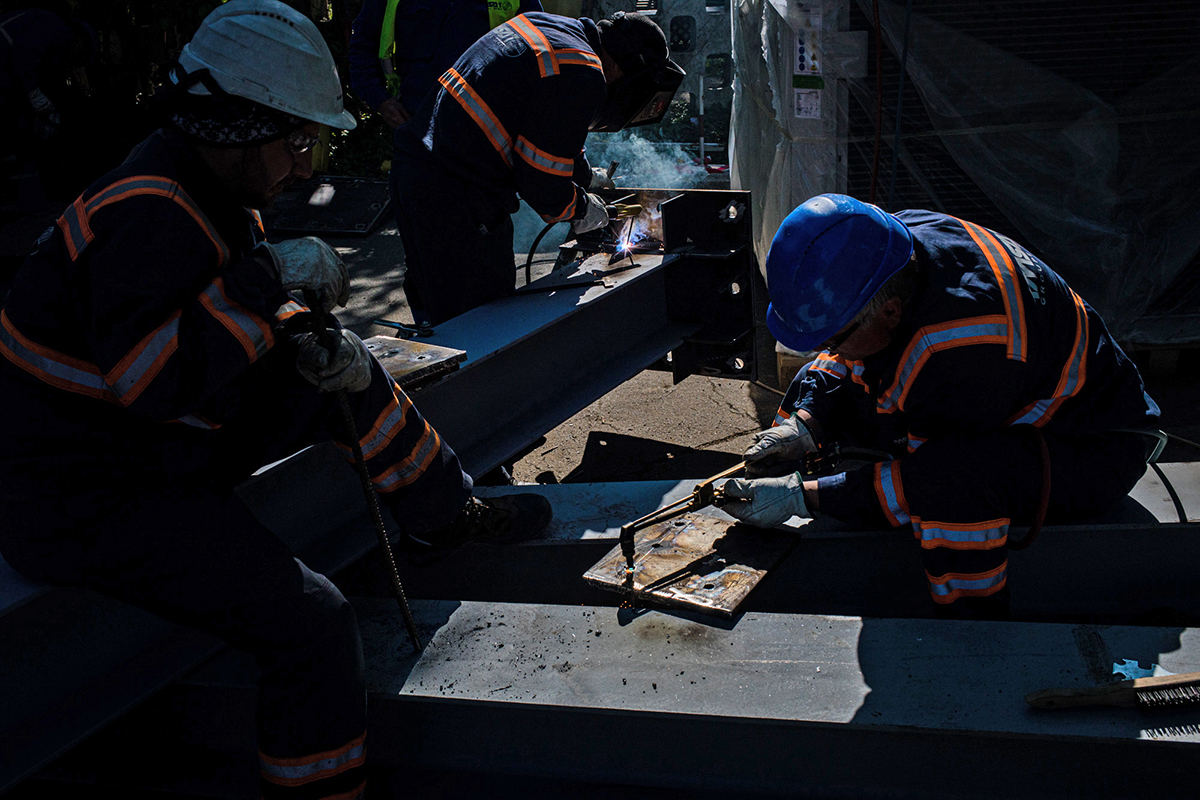 FOTOREPORTAJ | Cum construiește Asociația Dăruiește Viață un spital modular pentru bolnavii de COVID-19 în curte la Elias