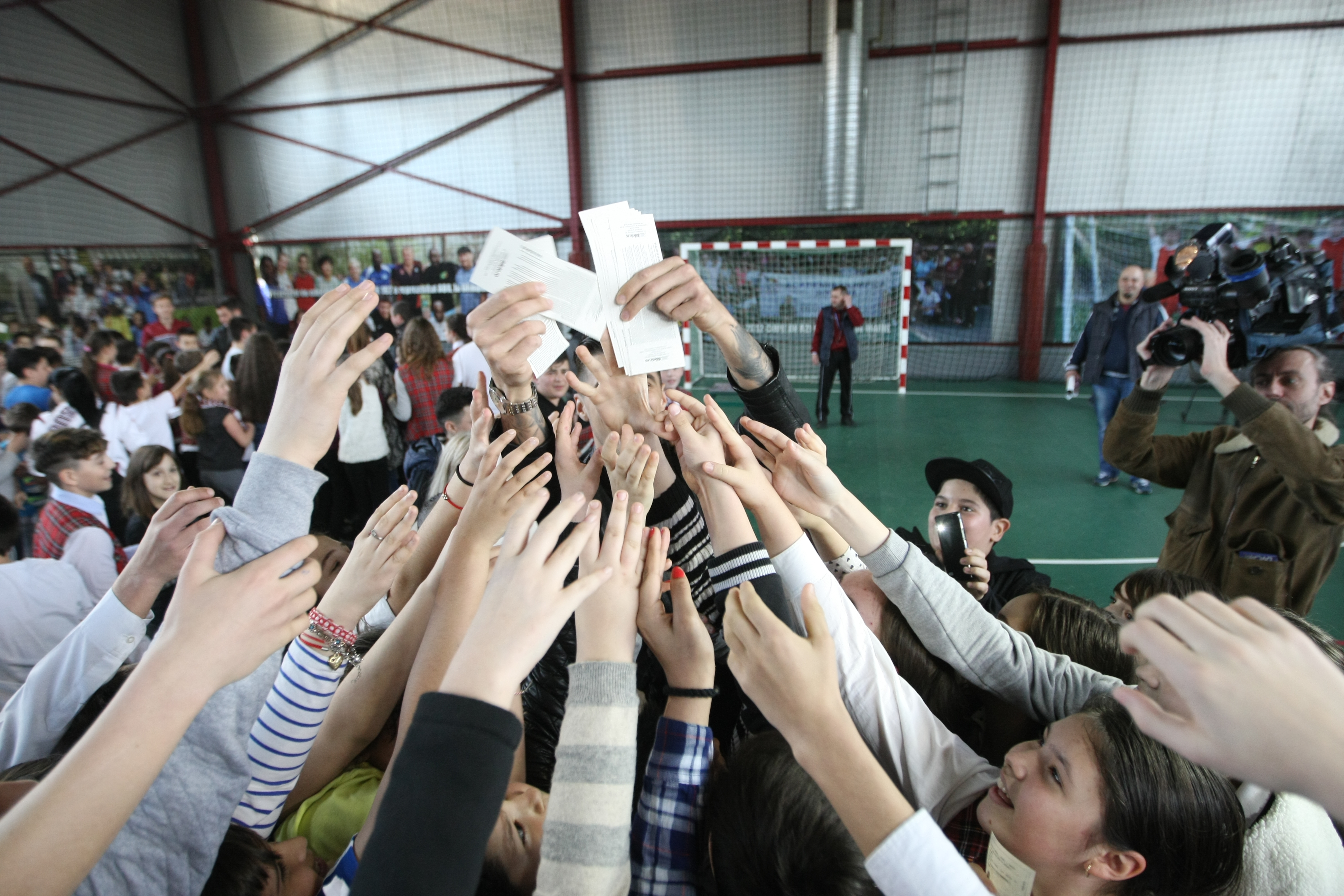 Rapidiștii au împărțit bilete la Școala nr. 162 din Giulești. Vineri, Rapid - Dunărea Călărași, derby-ul din Liga 2/ FOTO