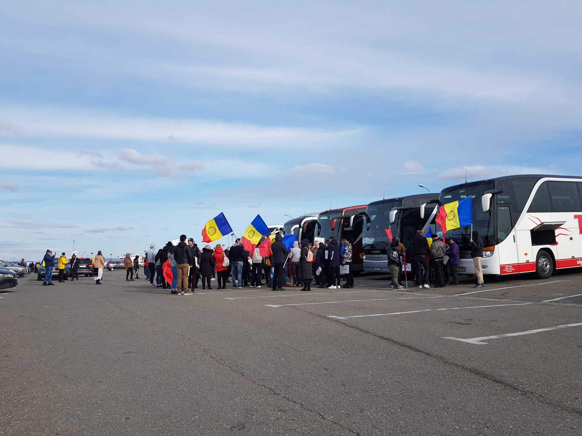 VIDEO. Incident între George Simion și un jandarm. Apoi liderul AUR aleargă după un alt bărbat. Protestarii merg spre Cotroceni