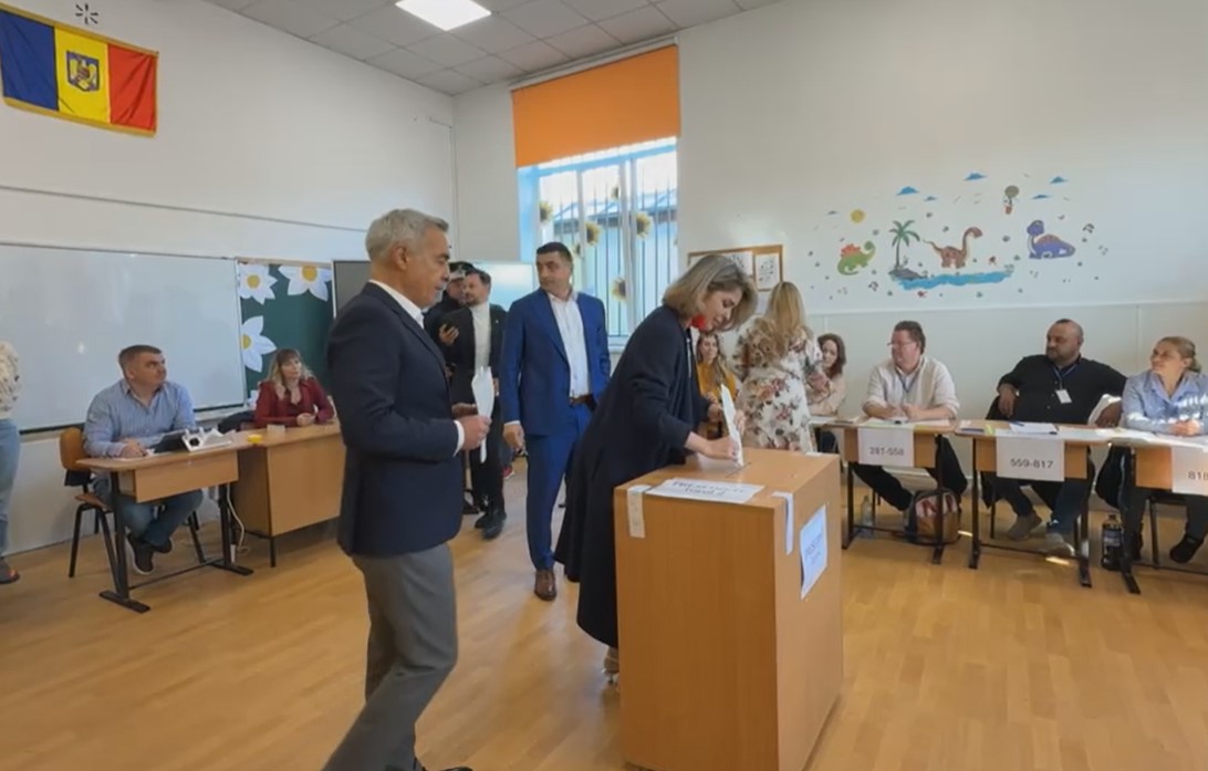 Cum a apărut Cristela Georgescu la secția de votare. Detaliul care a atras toată atenția la soția lui Călin Georgescu