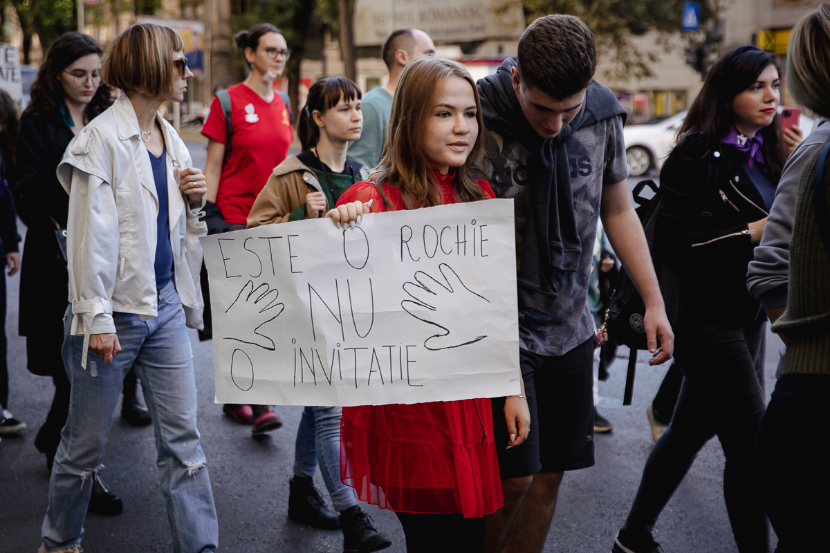 „Sute de femei sunt moarte, asta nu este dreptate”. Marșul prin care femeile cer să se simtă în siguranță în România: acasă, la muncă, pe stradă   
