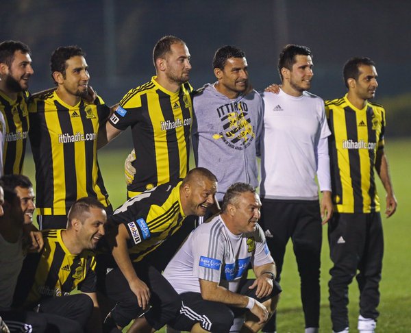 Victor Pițurcă și-a băgat nepotul în staff-ul de la Al Ittihad. Îl ia și pe fiul său, Alex, după ce termină școala de antrenori. Fostul mijlocaș Eugen Trică a schimbat postul: s-a băgat între buturi, la un antrenament / GALERIE FOTO