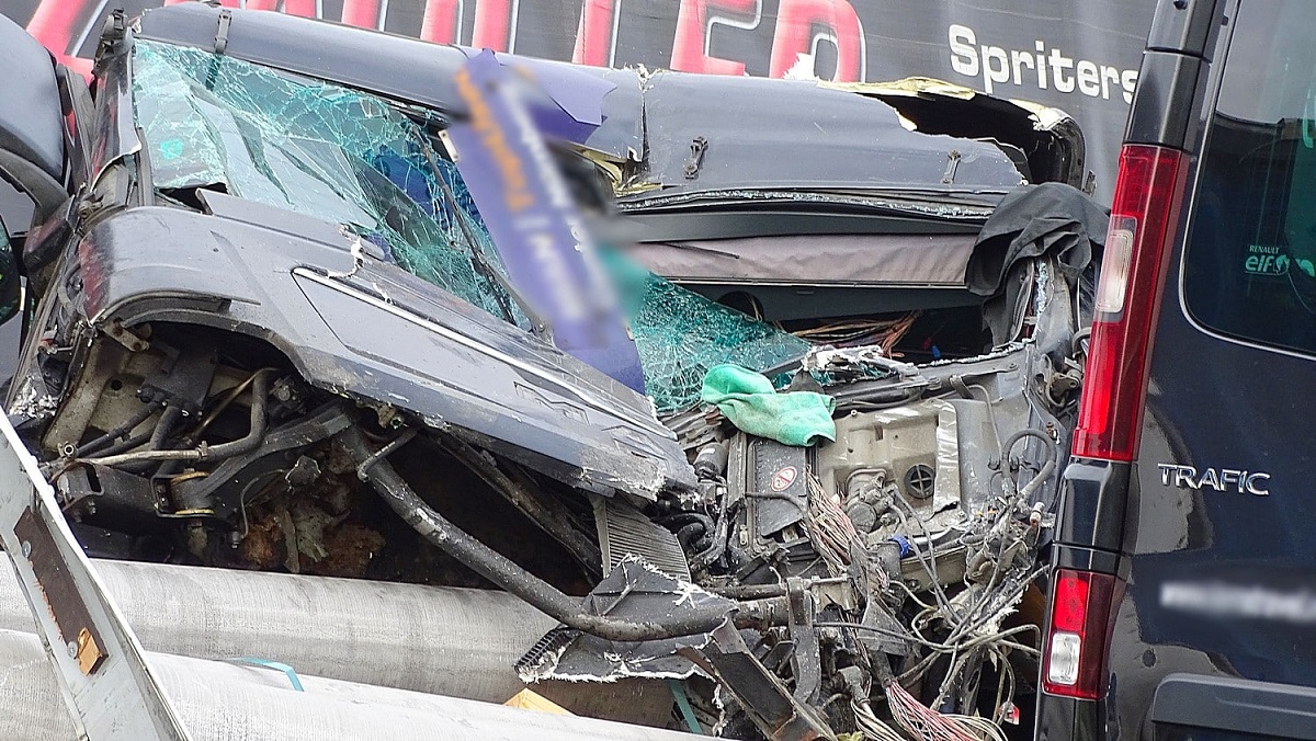 Șofer român de TIR ucis de stâlpii uriași de beton pe care-i transporta și care au smuls cabina de pe șasiu, pe o autostradă din Ungaria