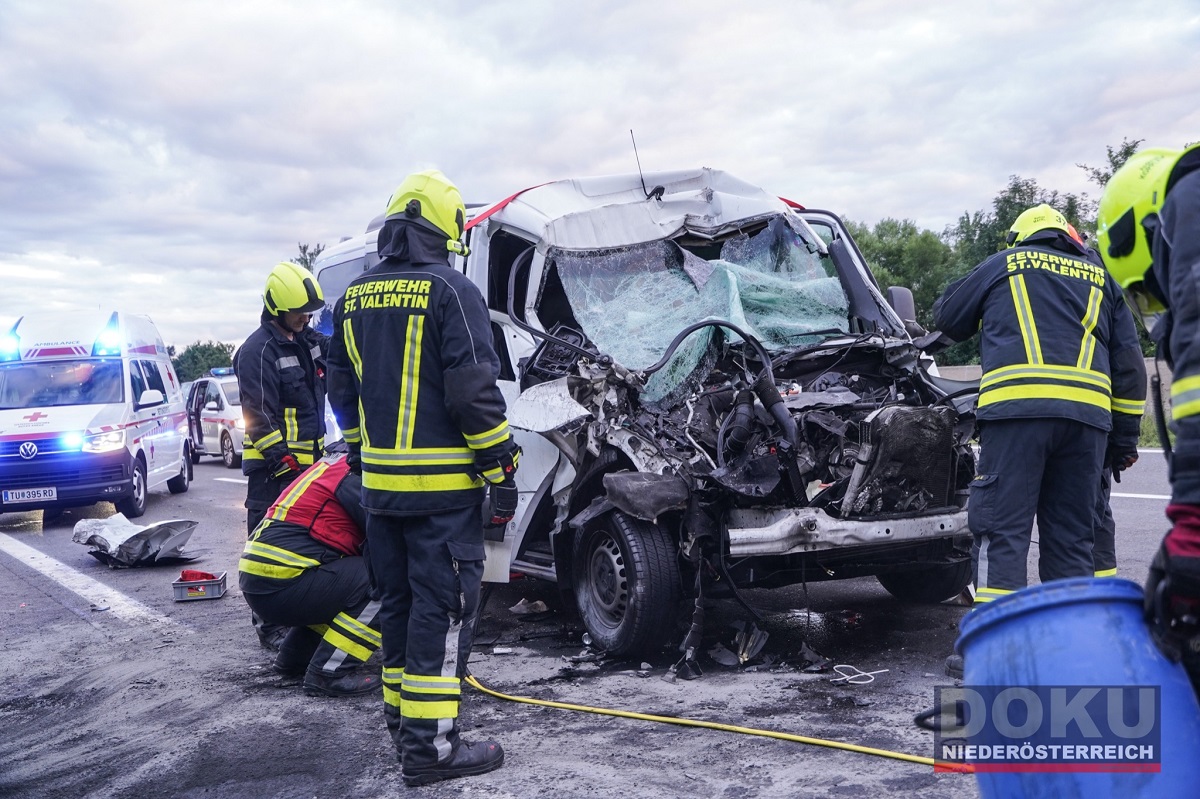 Peste zece ambulanțe, mașini de pompieri și un elicopter, chemate după ce un microbuz cu români a intrat într-un TIR, în Austria