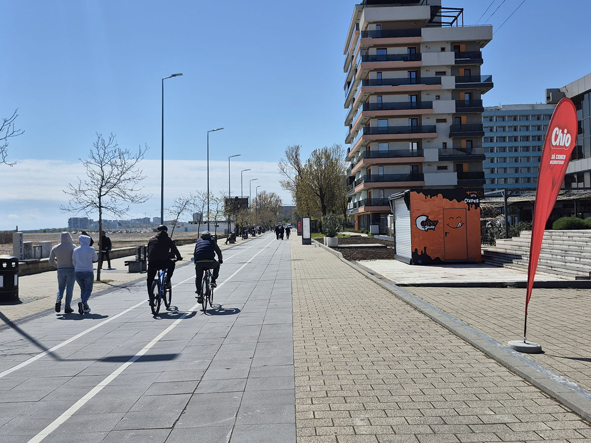Minivacanța de 1 Mai a început timid în stațiunea Mamaia: puțini turiști, telegondole goale și vânt puternic pe litoral 