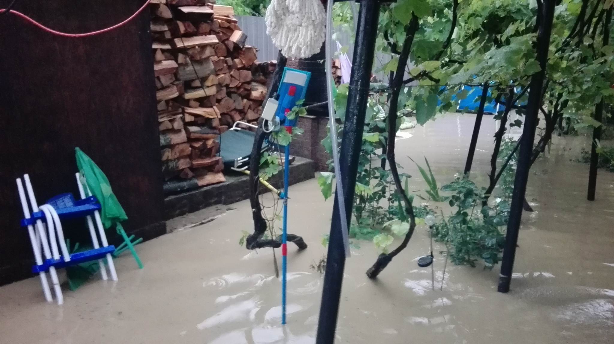 UPDATE: Inundațiile și furtunile au făcut ravagii în șase județe din țară. Zeci de oameni, pe drumuri în urma vijeliei