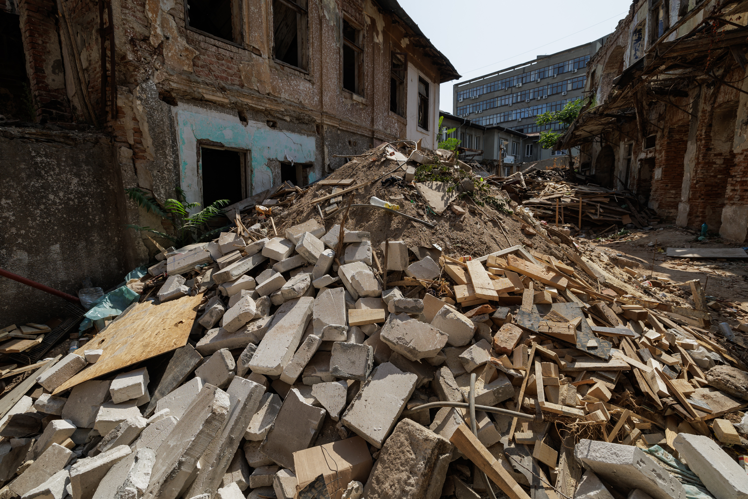 REPORTAJ. Libertatea a intrat pe șantierul de la Hanul Solacolu din București. „Era o groapă de gunoi și o bombă ecologică. Am scos două mii de tone de deșeuri”