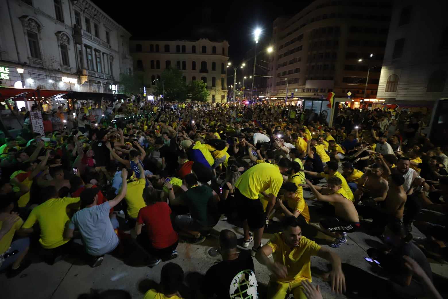 Sărbătoare și la București! Atmosferă incendiară în Piața Universității după ce tricolorii s-au calificat în optimi la Euro 2024