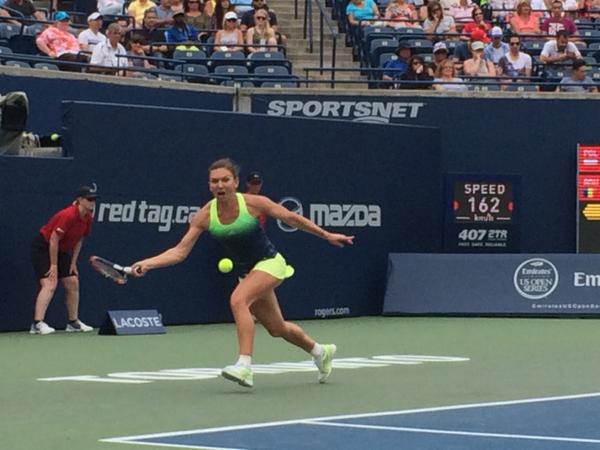 Comentatorii străini sunt șocați de numărul mare de români care o încurajează pe Simona Halep în Canada: ^”Este cea mai iubită jucătoare de tenis a lumii”! GALERIE FOTO