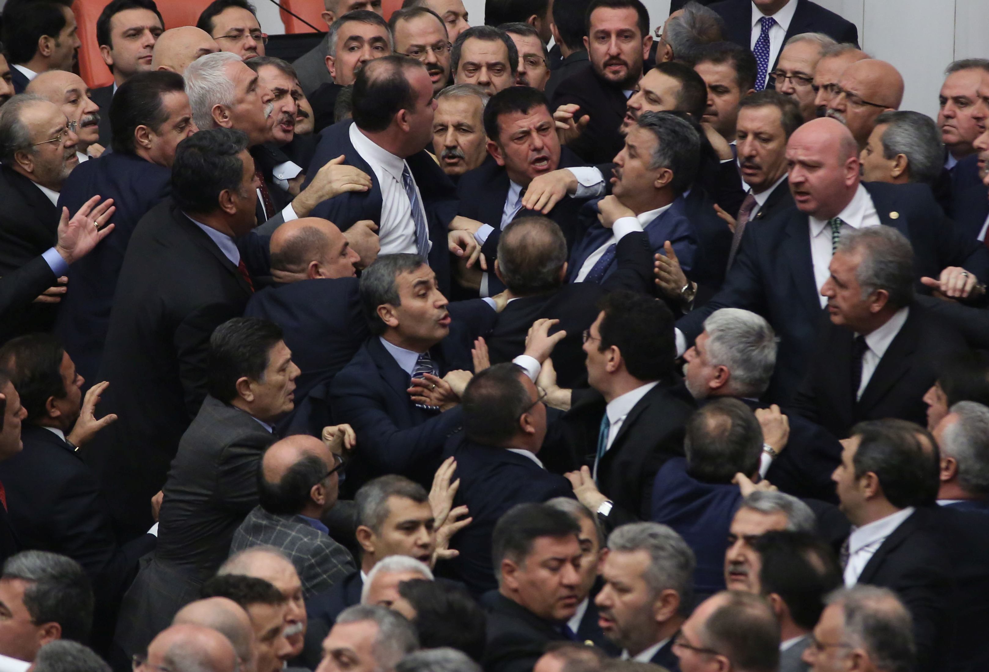 Parlamentul turc a aprobat în primă lectură noua Constituţie care îi dă mai multe puteri lui Erdogan