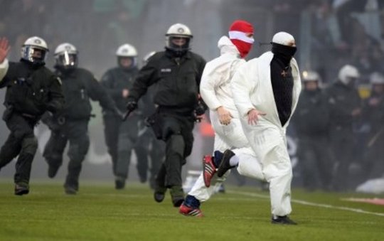 HAOS în Germania. Fanii au pătruns pe teren la derby-ul Rinului / GALERIE FOTO&VIDEO