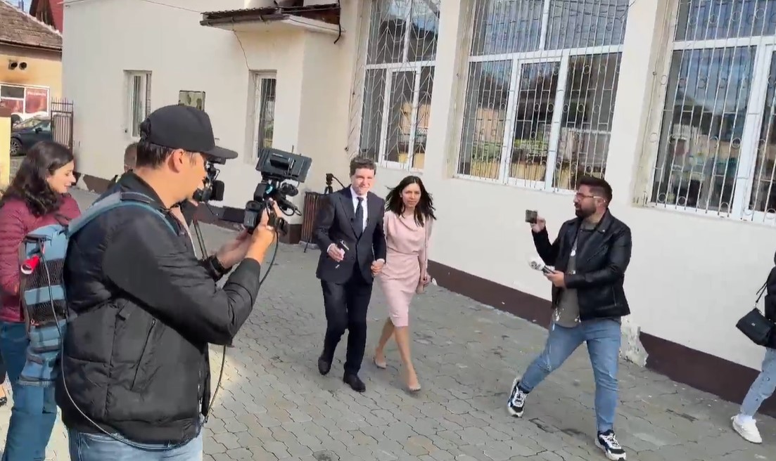 Ce a spus Iulia Albu despre ținuta purtată în ziua votului de Mirabela Grădinaru, partenera lui Nicușor Dan