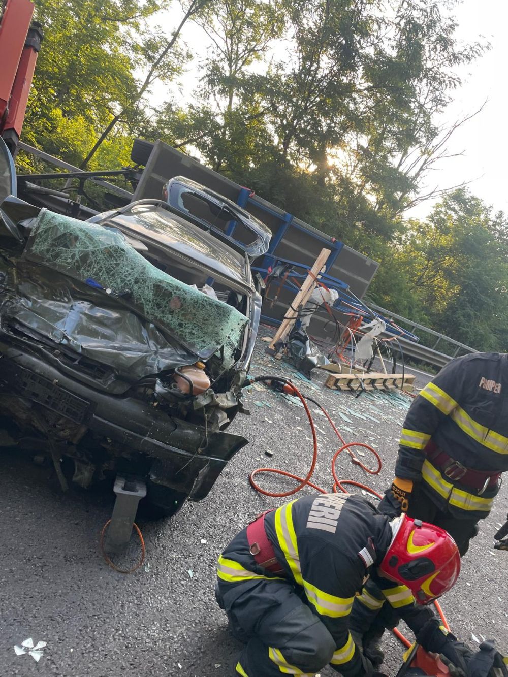 O mașină a fost spulberată de un TIR, pe Dealul Negru. Şoferul autoturismului a murit pe loc, un rănit a fost dus la spital