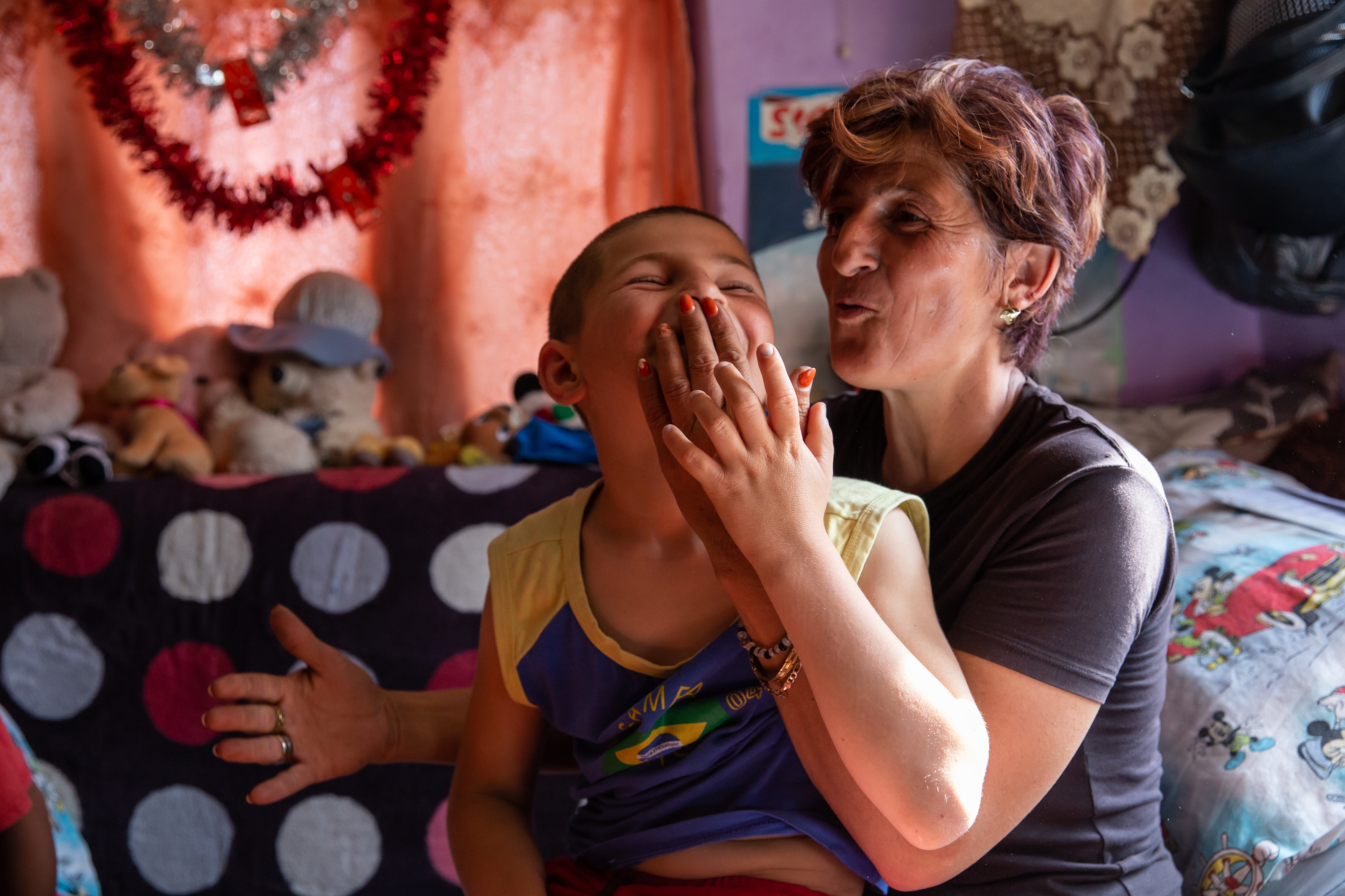 O familie din Dâmbovița crește cinci băieți într-o casă gata să cadă. În pandemie, școală face unul singur, de pe telefonul lu’ mami