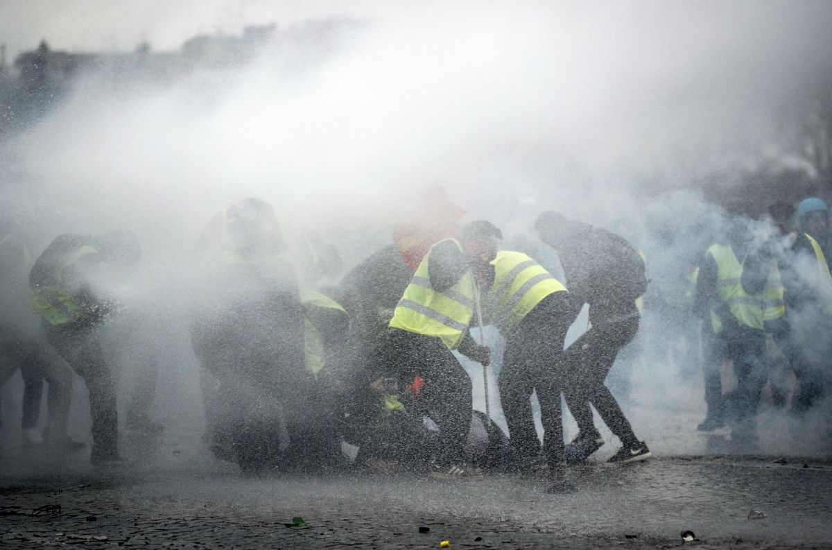 FOTO | Noi violențe la protestul vestelor galbene din Paris: tunuri cu apă, gaze lacrimogene și zeci de rețineri