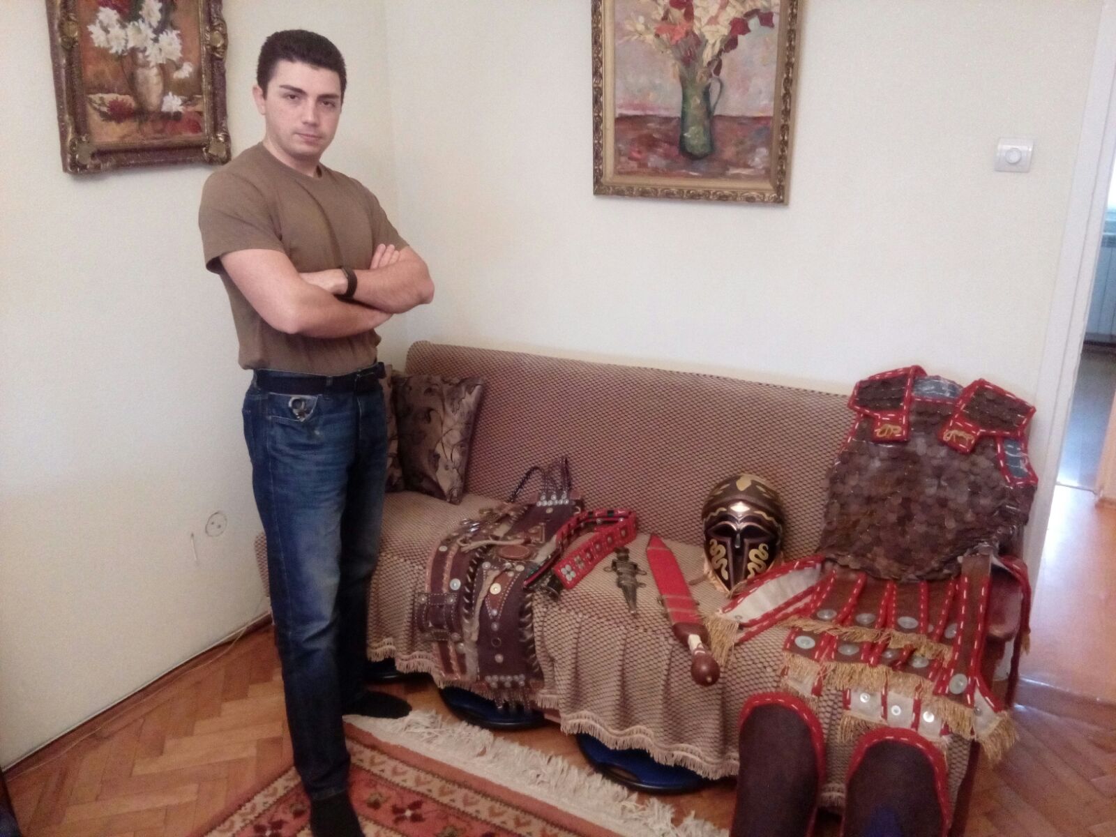 REPORTAJ: Un tânăr gălățean luptă să reconstituie istoria pe viu. Echipamente vechi prind viață în micul său apartament/ FOTO&VIDEO