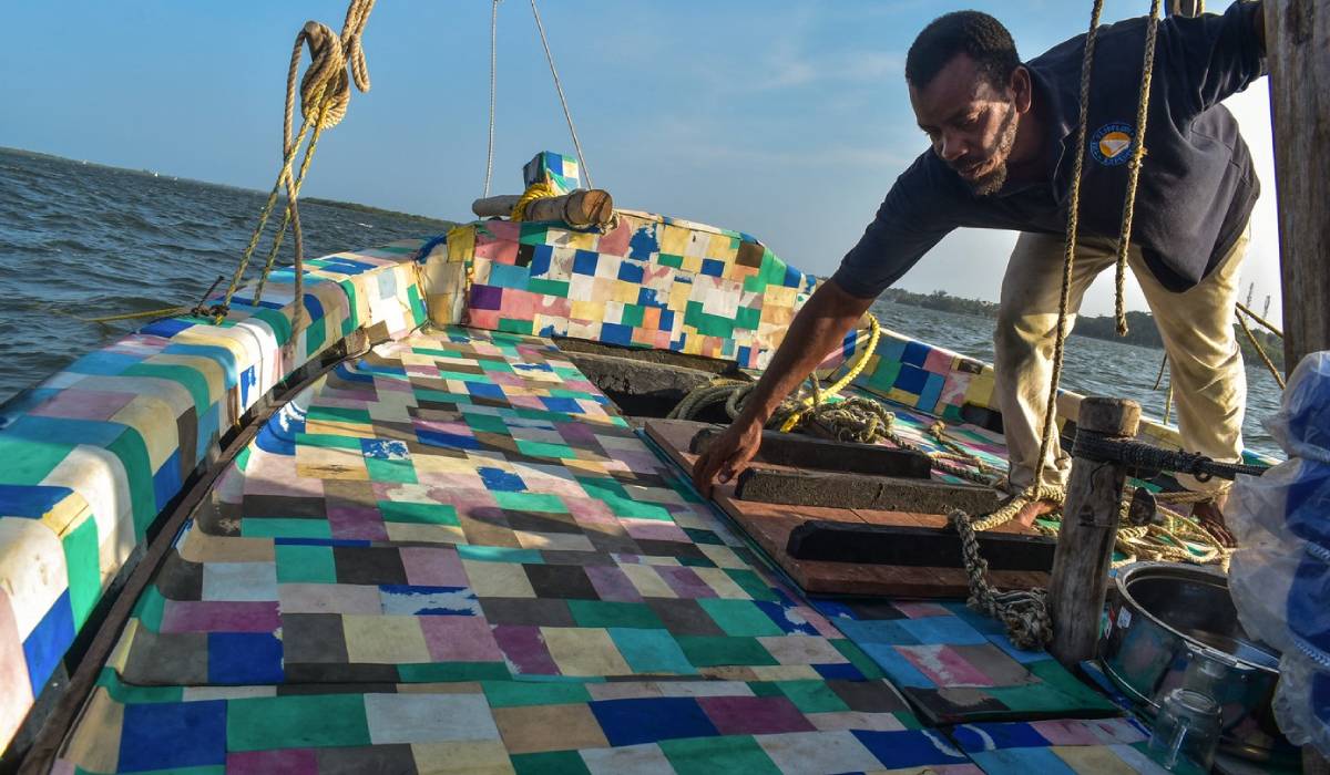 Flipflopi, barca de 9 metri construită din 30.000 de șlapi și 10 tone de plastic, a navigat 500 km, din Kenya până în Zanzibar
