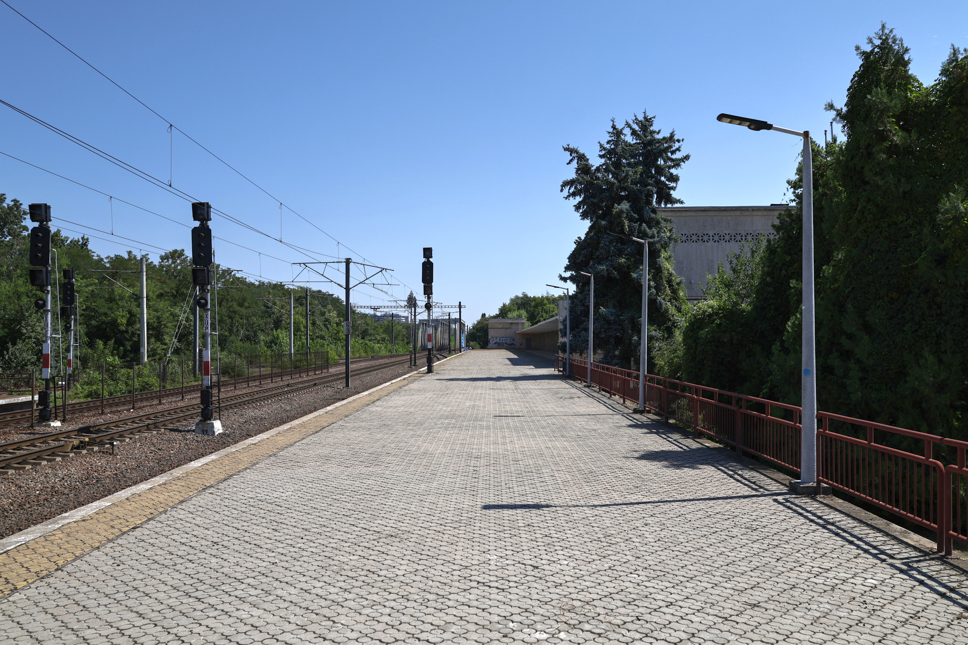 Între gloria regală și dezastrul de azi. Locul pe unde au trecut regii României a ajuns o haltă aproape pustie și distrusă de graffiti