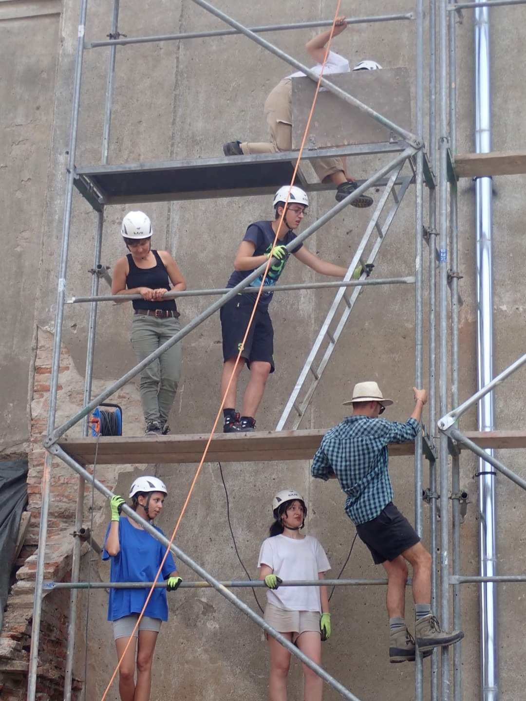 Renașterea miraculoasă a comunei Hoghilag. Localitatea a dispărut din sumarul „Știrilor de la ora 5” și a ajuns celebră pentru Festivalul Tuberozelor