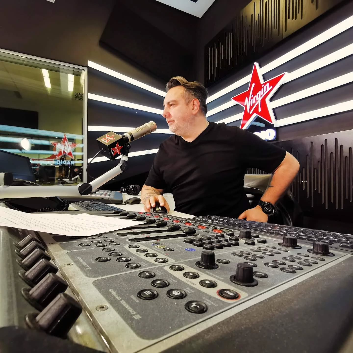 Vedeta de la Antena Stars, scandal într-un club din Capitală. Motivul pentru care a lovit un bărbat: „Îmi părea cunoscut, de la emisiunea lui Dan Capatos”