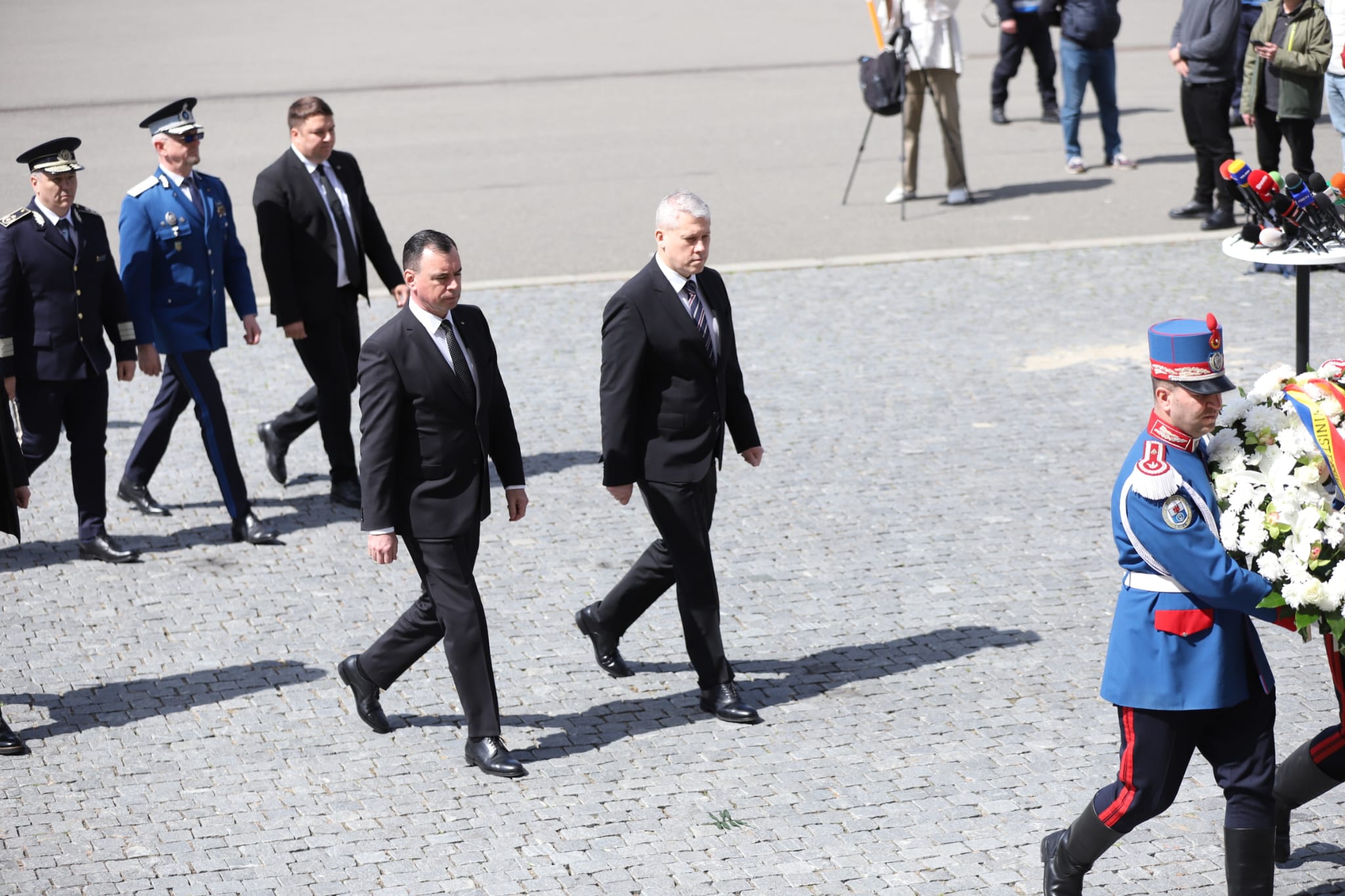 Livetext Mii de români își iau adio de la Mircea Lucescu la Arena Națională înainte de funeraliile cu onoruri militare / „Leucemia i-a provocat și grăbit sfârșitul”