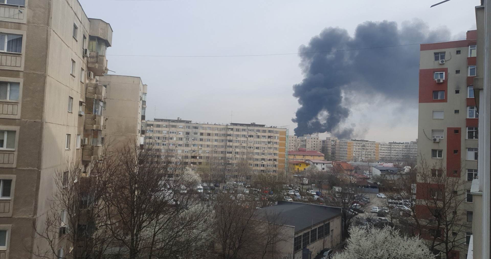 Incendiu puternic pe acoperișul unui bloc, în cartierul Rahova din București. FOTO