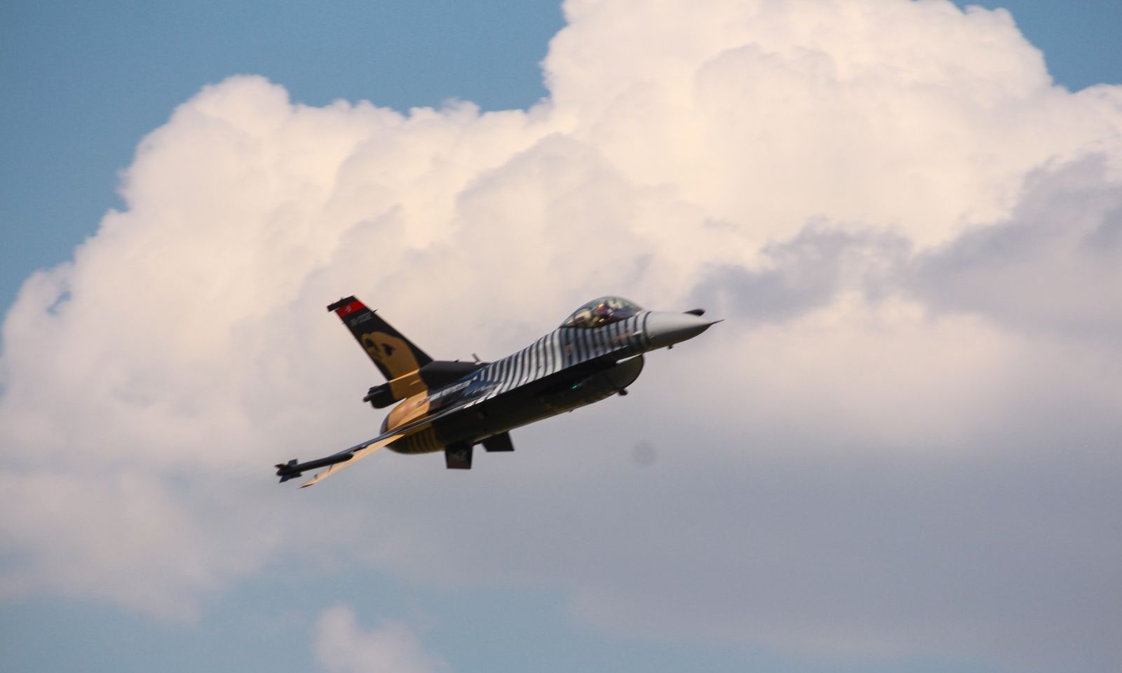 UPDATE | FOTO&VIDEO/ BIAS 2017, spectacol la înălțime! Peste 100 de avioane pe cerul Capitalei, la cel mai mare show aviatic din România. Final spectaculos!