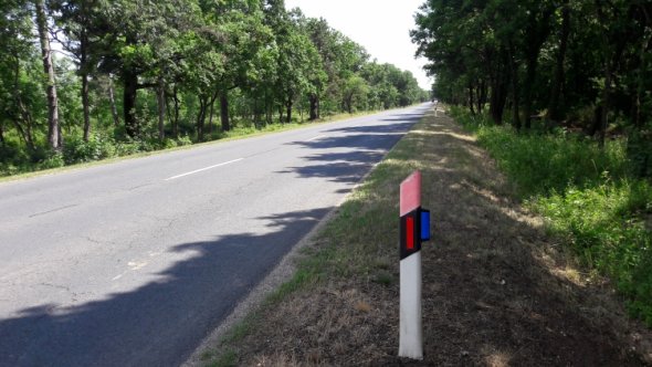 Tudta, hogy miért van kék prizma az útjelző oszlopokon?