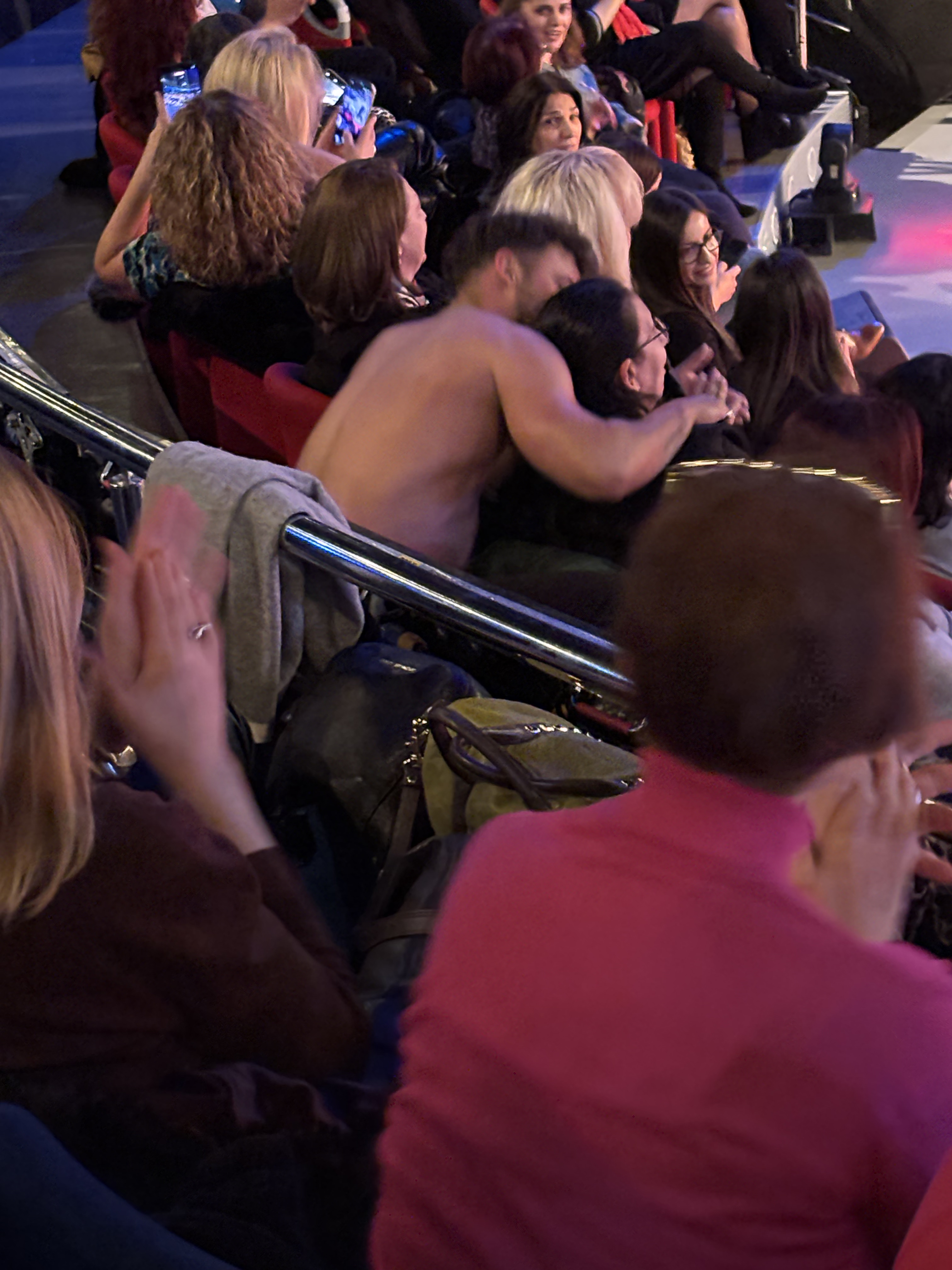 Striptease cu tricolorul la Circul de Stat din București. Preludiu, excitare, delir: „Cum e România acum?”