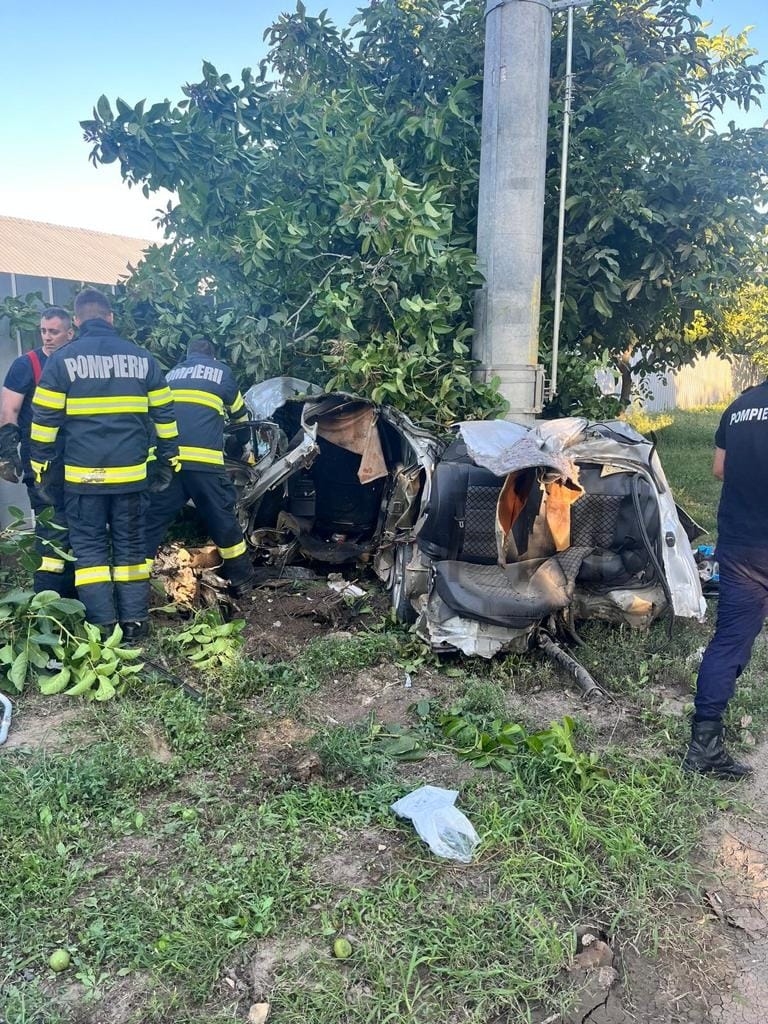 Un șofer fără permis și un băiat de 16 ani au murit într-un BMW rupt în două într-un stâlp, lângă Pechea, în Galați