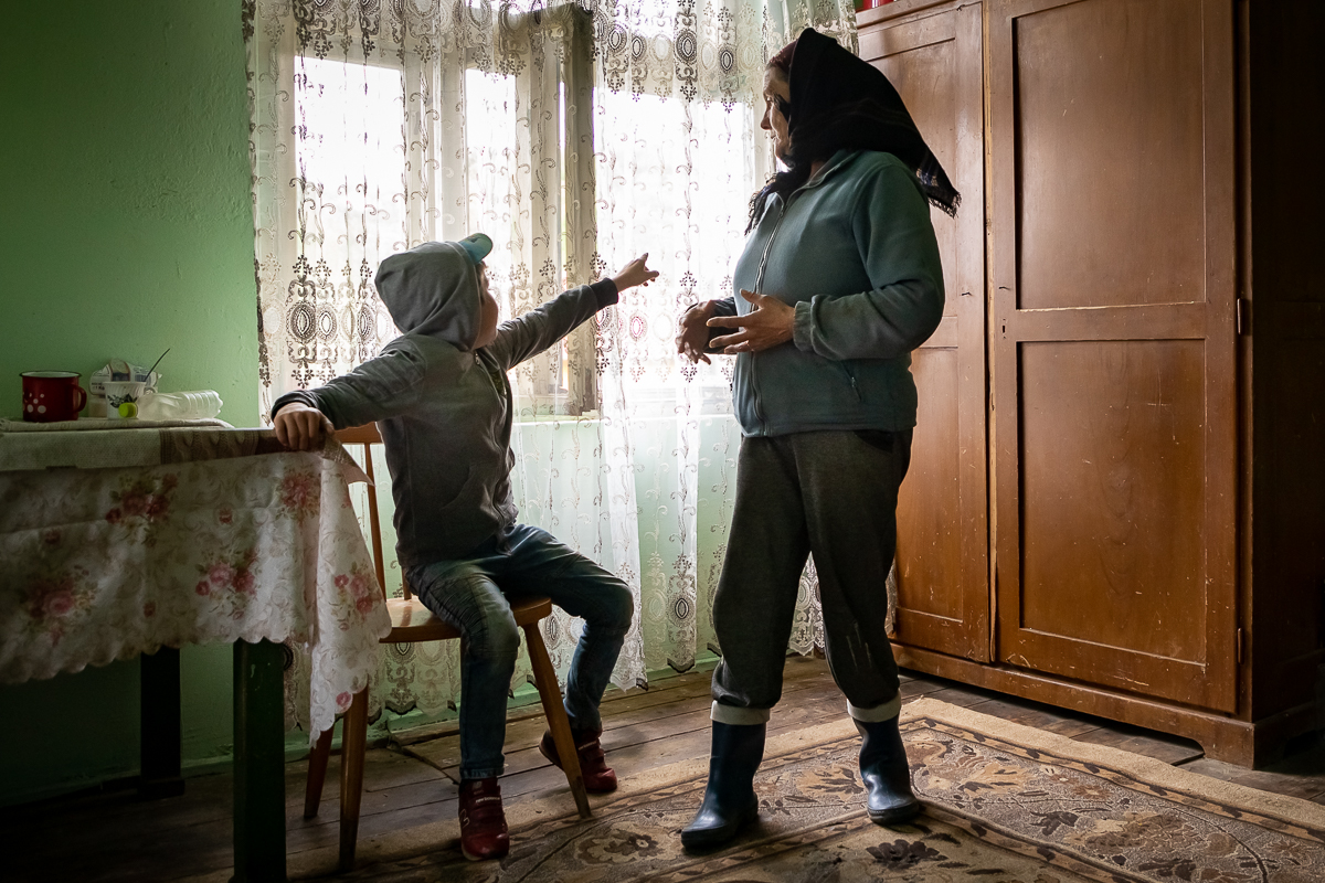 Povestea Lenuței, păstoriţa cu 9 copii, din Rășinari: “Ca să-i pot creşte, m-am angajat un fel de slugă, să păzesc caprele oamenilor din sat”