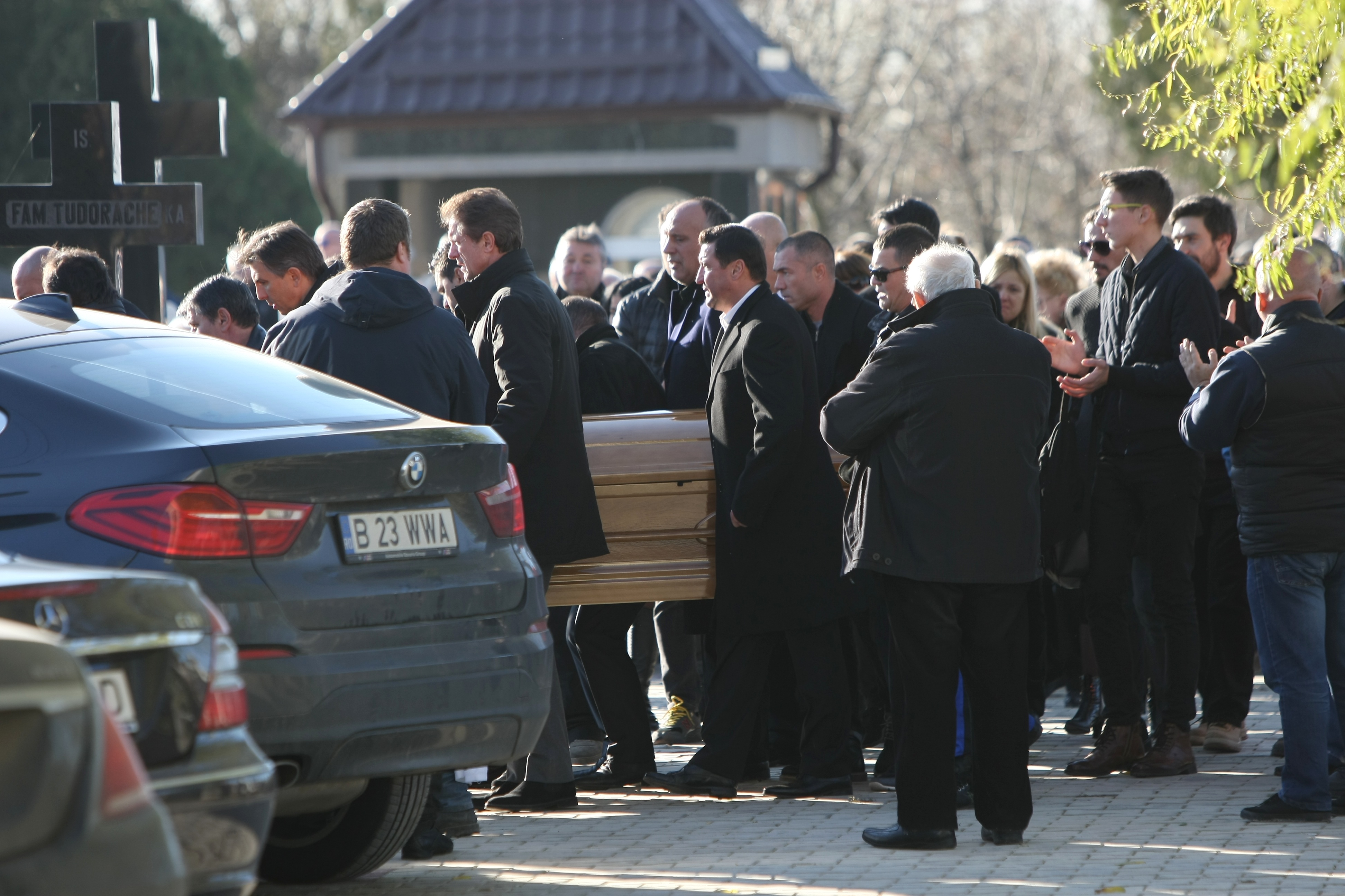 Daniel Prodan a fost înmormântat, azi, la cimitirul Sf. Ilie din Voluntari. Promisiune în lacrimi făcută de Gică Popescu: ”Îți vom îndeplini visul” | GALERIE FOTO