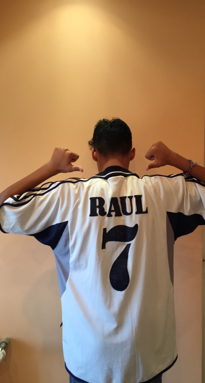 Turcii de la Galatasaray l-au acontat pe ”Henry de România”. ^Sneijder i-a dat cadou juniorului român o minge cu autograf și cu un mesaj special: "Pentru viitorul star Champions League, Raul Baicu”