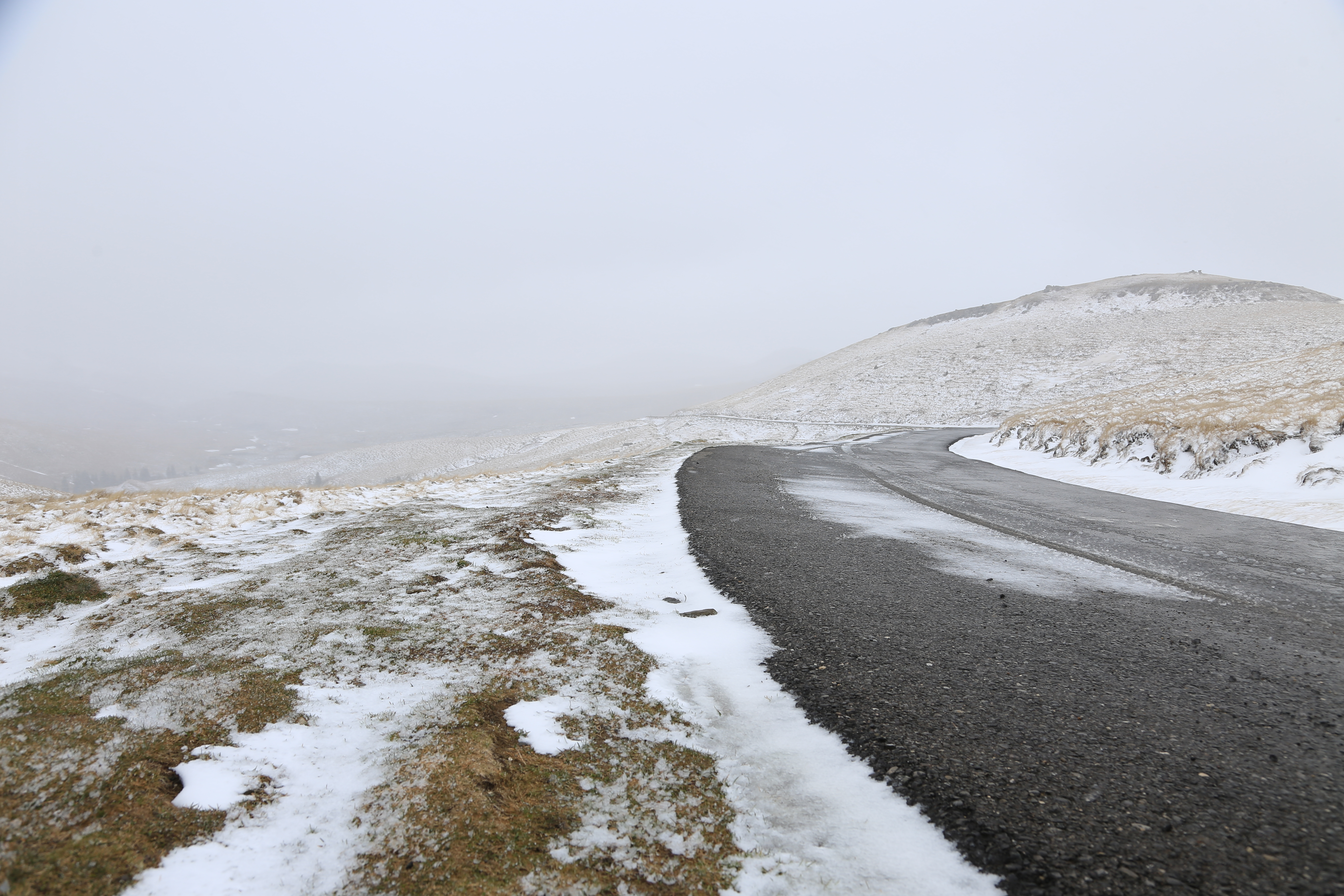 FOTO/VIDEO În miez de primăvară, ninge ca în povești în Bucegi!
