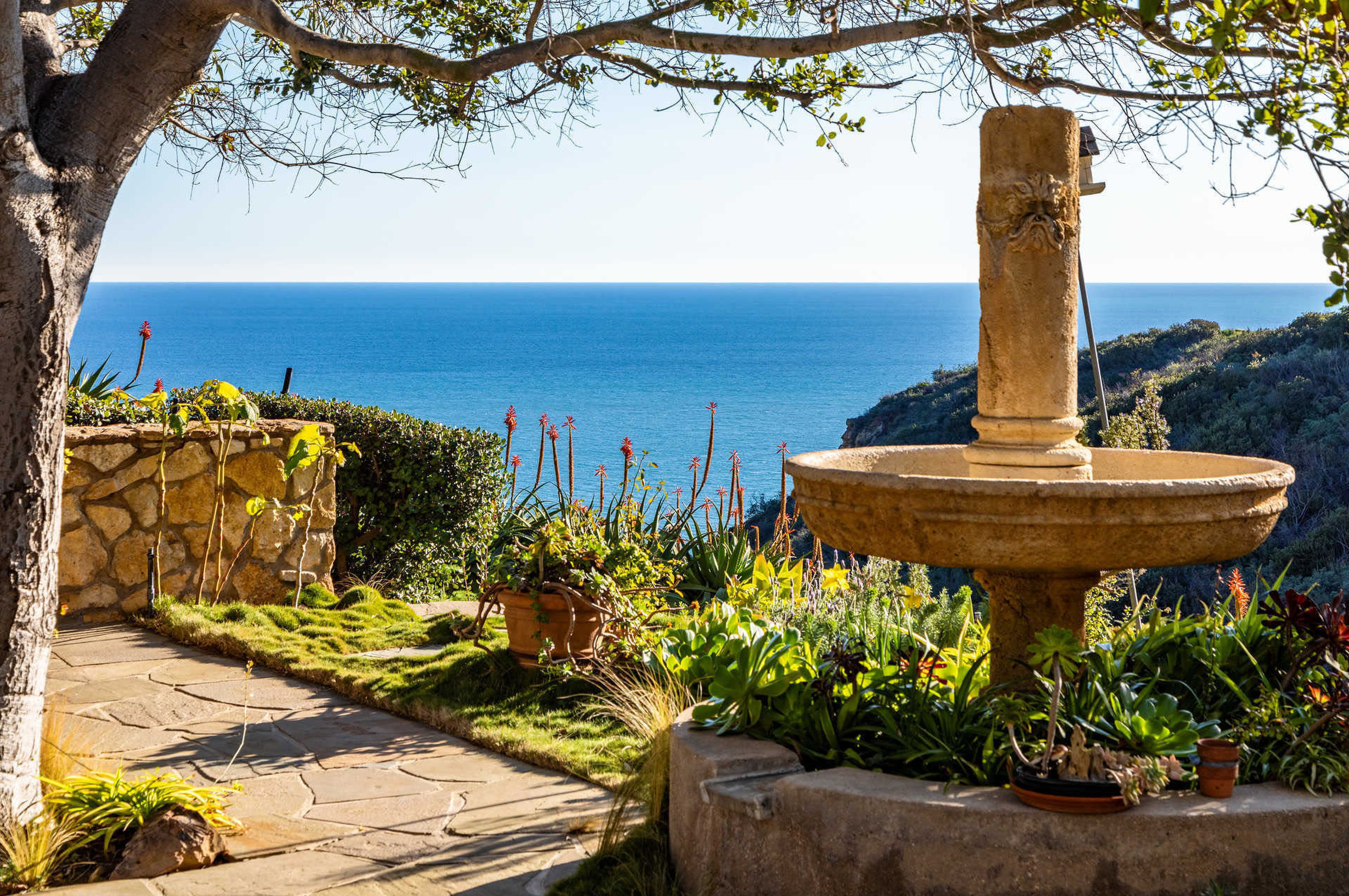 Prințul Harry și Meghan Markle au cumpărat casa lui Mel Gibson din Malibu. Cât au plătit ducii de Sussex pe vila cu vedere la ocean