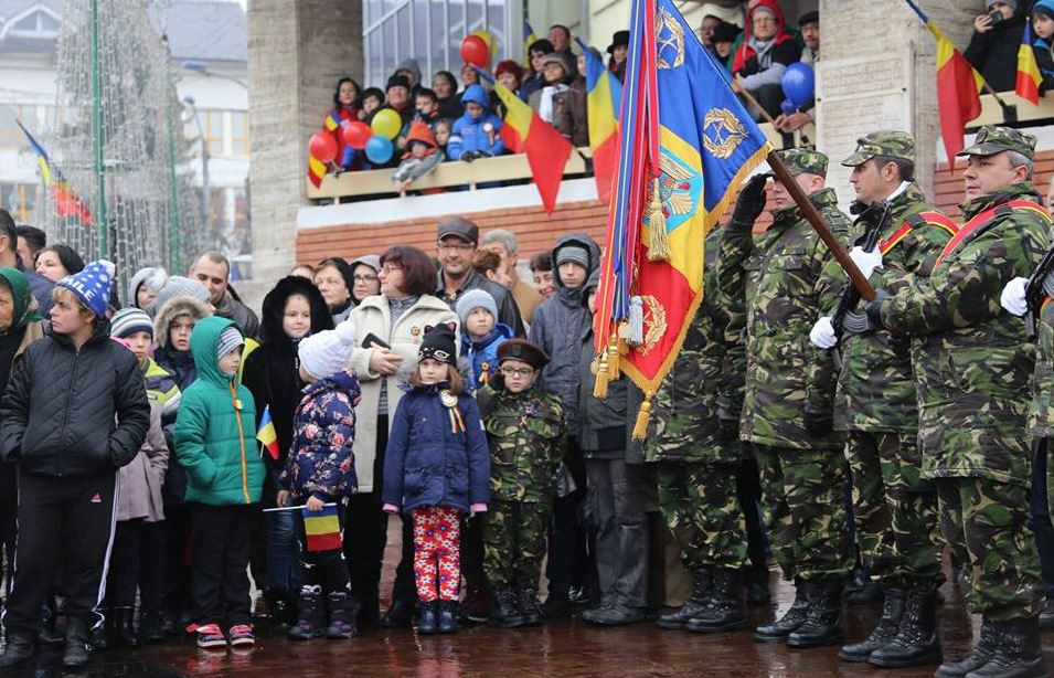 Militari în uniforme din Primul Război Mondial au defilat la Cluj de Ziua Națională. Mii de oameni din Ploiești au sărbătorit în ploaie Ziua Națională | FOTO&VIDEO