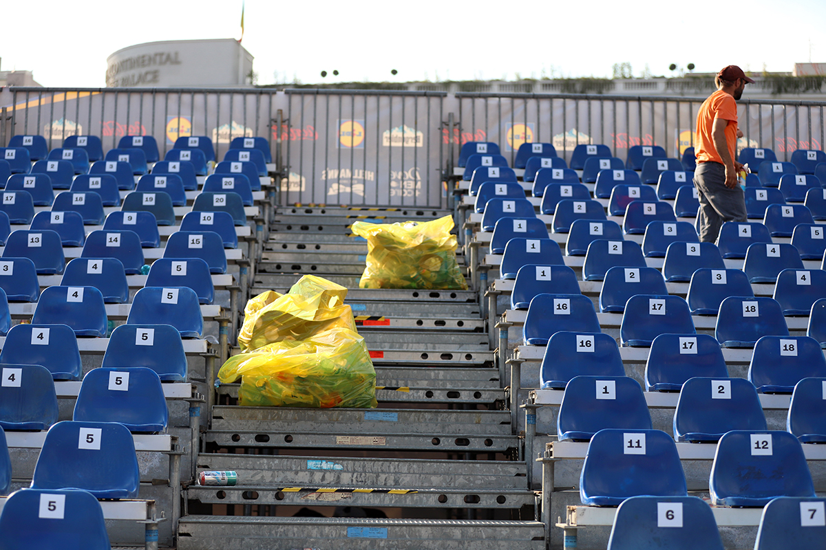 O altă față a programului de garanție-reciclare. Alergând după PET-uri prin București: „Nu dau în cap, nu tâlhăresc, sunt bani munciți! Scot un milion, un milion jumate pe zi”