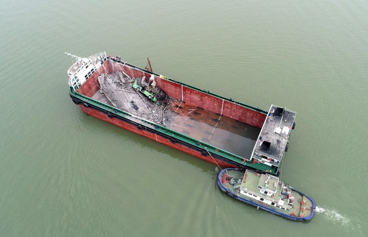Pod rupt în China, după ce a fost lovit de o navă: cel puțin cinci morți și mașini căzute în apă