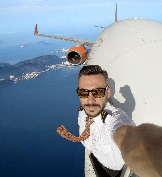 FOTO | Nu-i vecina cea frumoasă scoate capul pe ferastră, e pilotul de Dubai cu un selfie controversat. Gestul care a atins noi culmi de inconștiență