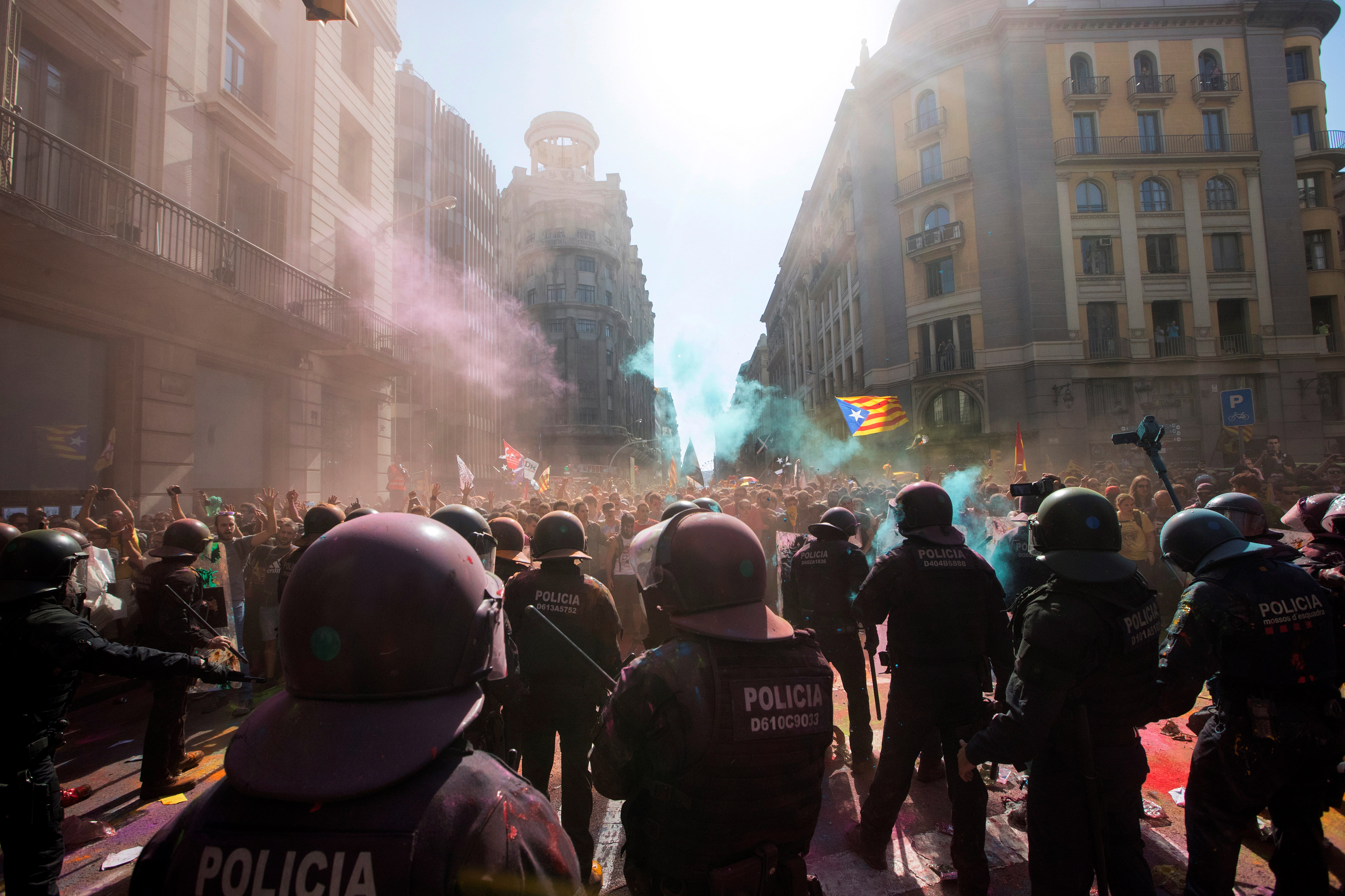 FOTO | Violențe la Barcelona între separatiștii catalani și poliție