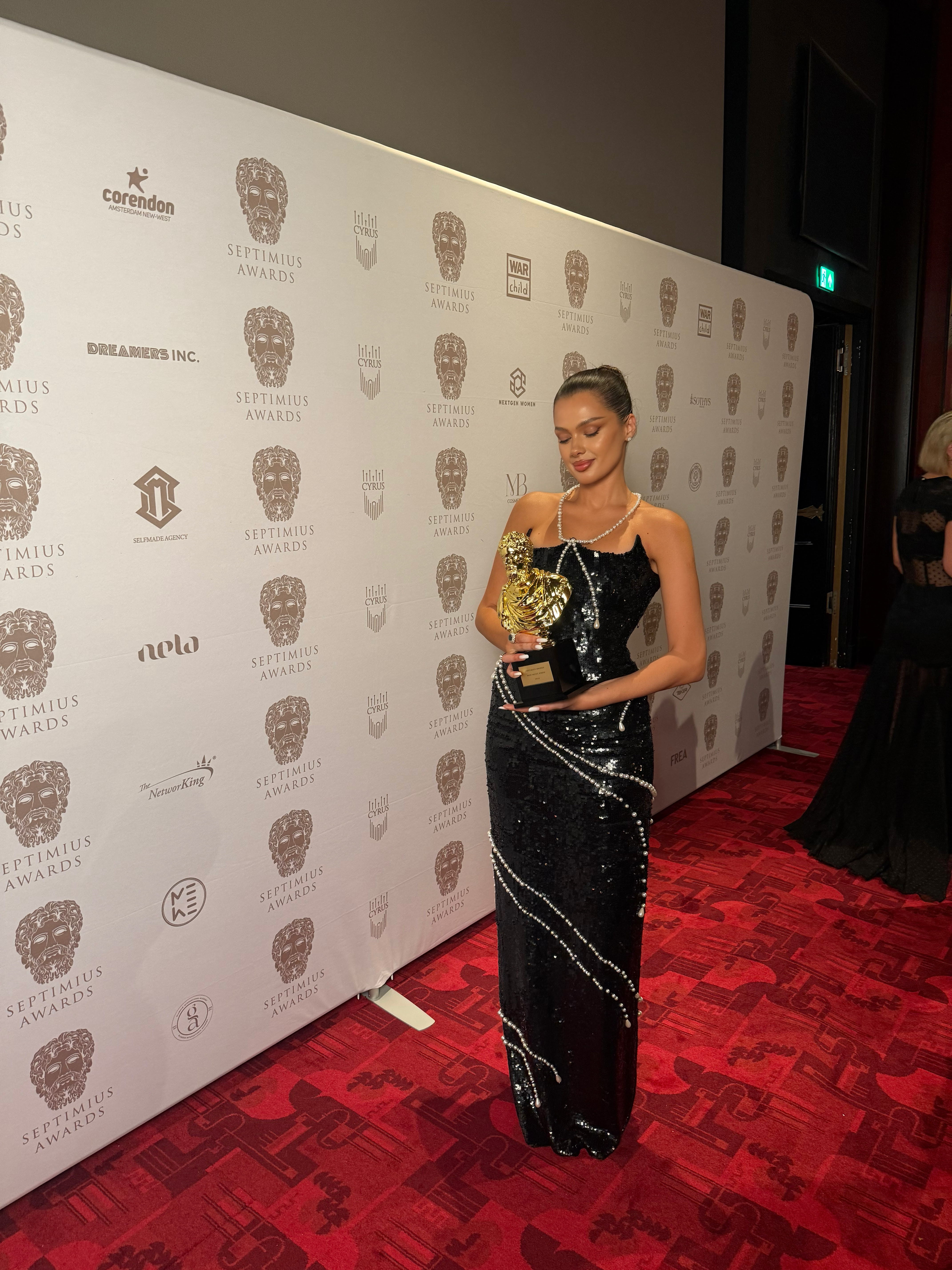 Cum a apărut Misha Miller la Amsterdam. Artista a fost premiată la „Oscarurile Europei”, pentru piesa „BAM BAM”