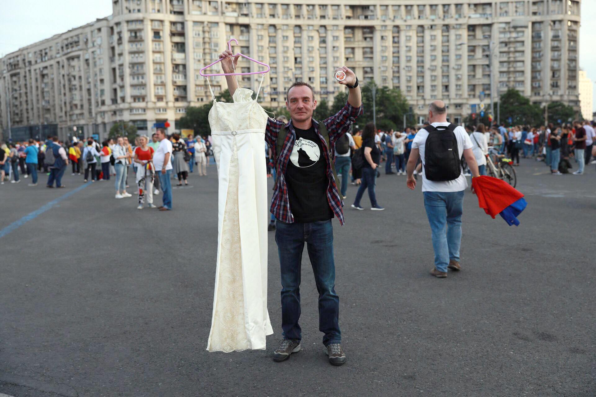 Manifestație în Piața Victoriei după alegerile europarlamentare. Sute de oameni sărbătoresc cu tort rezultatul votului / FOTO