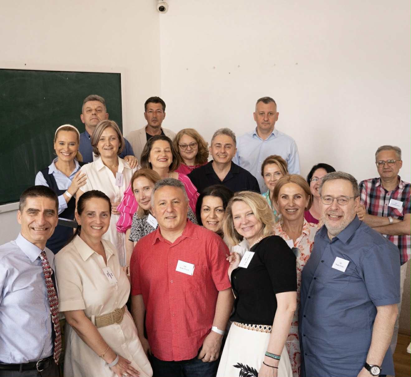 Cum a apărut Andreea Esca la reuniunea cu colegii de liceu. Prezentatoarea de la PRO TV s-a îmbrăcat în școlăriță