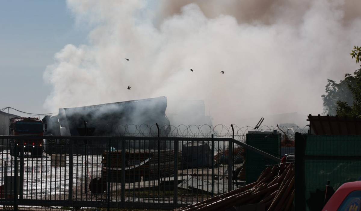 Cum arată hala care a ars în Dragonul Roșu. Imagini cu depozitul făcut scrum după incendiul din București