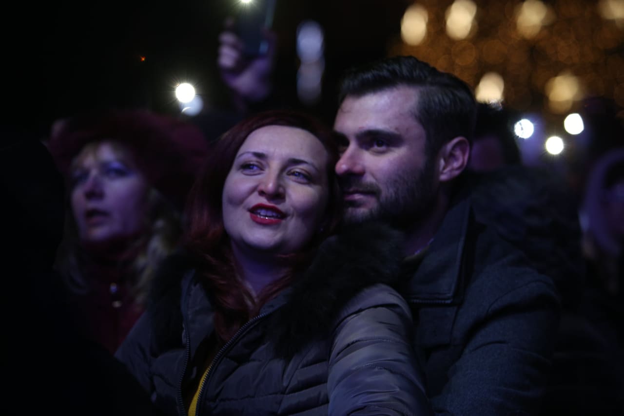 Revelion 2020 pe ritm de disco, în Piața Constituției din București. Cum s-au distrat bucureștenii la cumpăna dintre ani