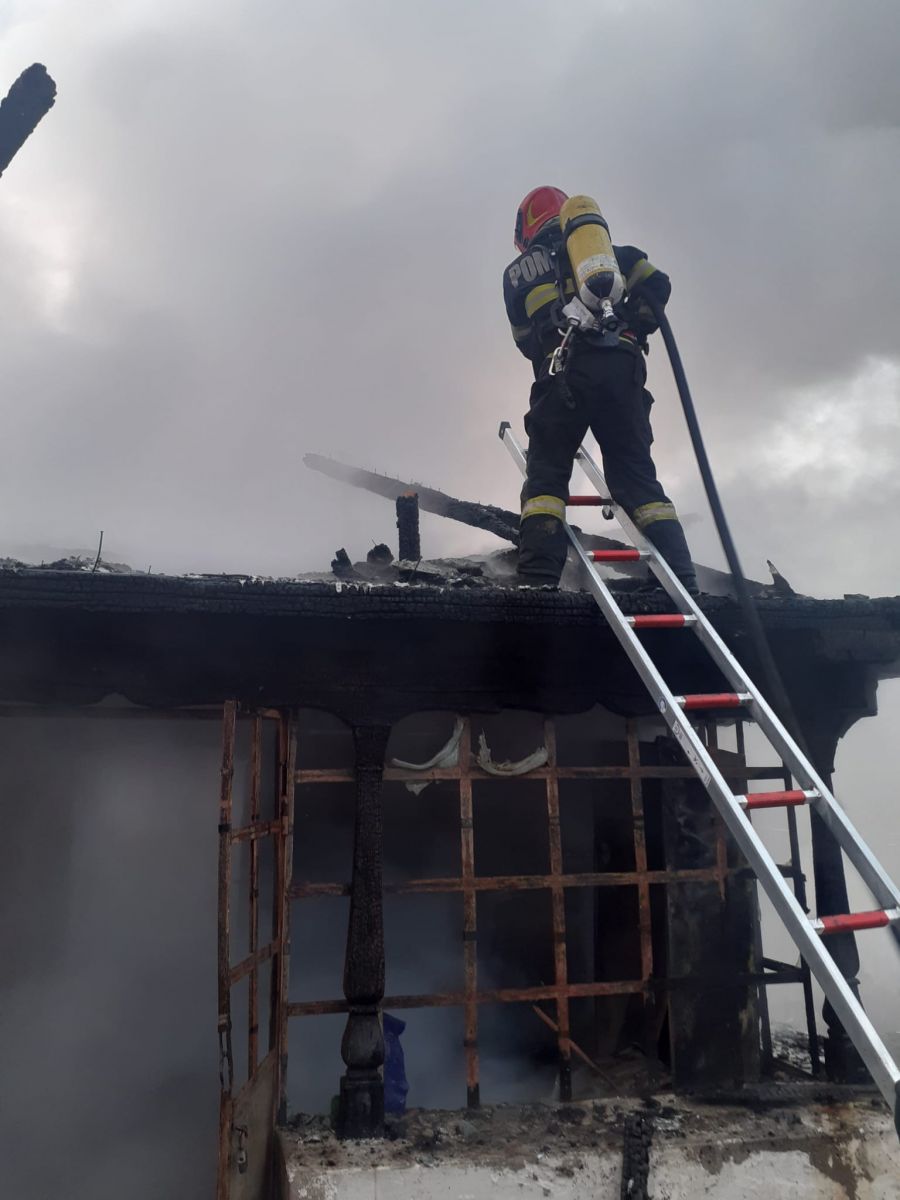 O biserică veche de aproape 300 de ani din Vâlcea, monument istoric, distrusă într-un incendiu