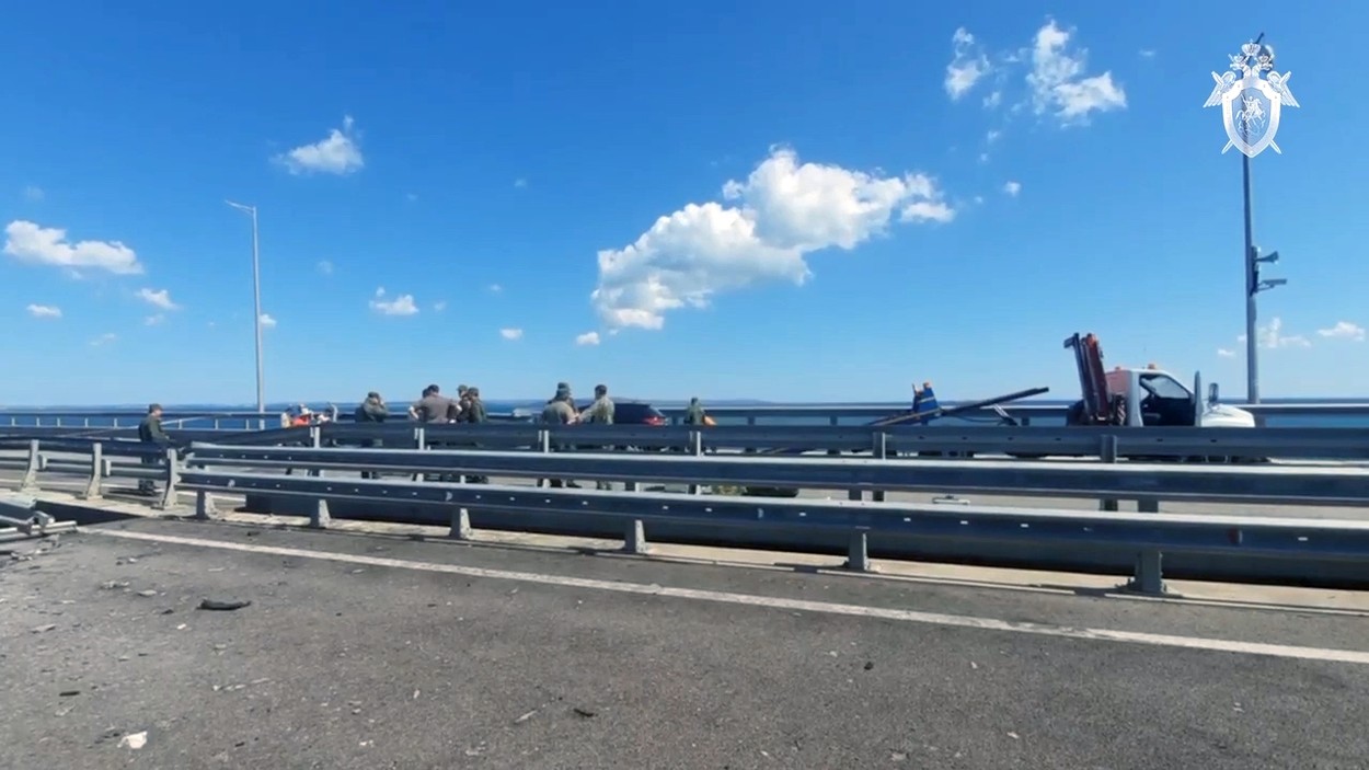 „Au lovit cu drone marine”. Rusia acuză Ucraina pentru atacul asupra podului Kerci și anunță că deschide o anchetă pentru „acte de terorism”